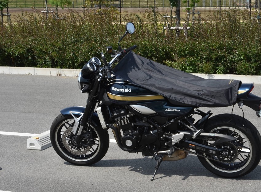 MotoBrella (モトブレラ)「ちょい掛け」で「バイクにも日傘を」。出先のバイク、シートやタンクを直射日光から守る。